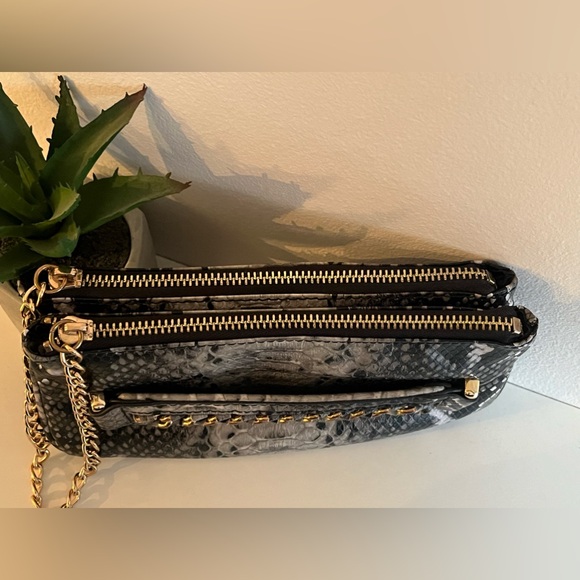 Bebe Lottie Black Snake Print Textured Fx Leather Double Zip Entry Clutch - Picture 4 of 15